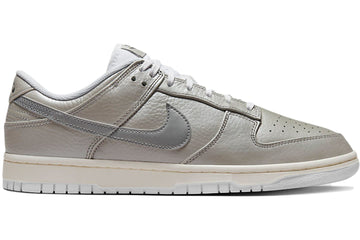 Nike Dunk Low
Metallic Silver